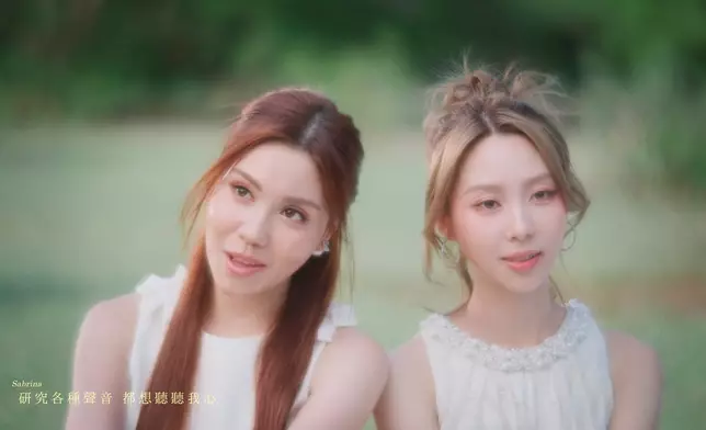 兩兩一組依靠唱歌，好唯美。