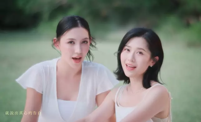 兩兩一組依靠唱歌，好唯美。