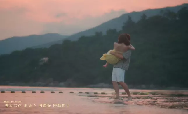 Hilary同男主角喺沙灘漫步。