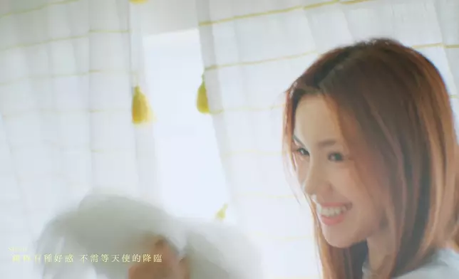 Sabrina大玩枕頭大戰。