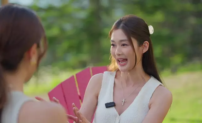 香香講番強強求婚經過時，開心到手舞足蹈。
