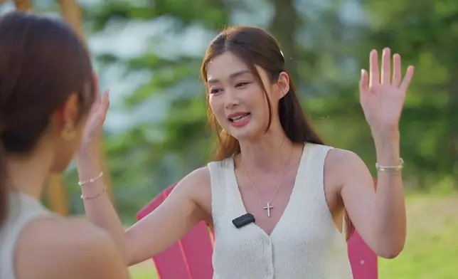 香香講番強強求婚經過時，開心到手舞足蹈。
