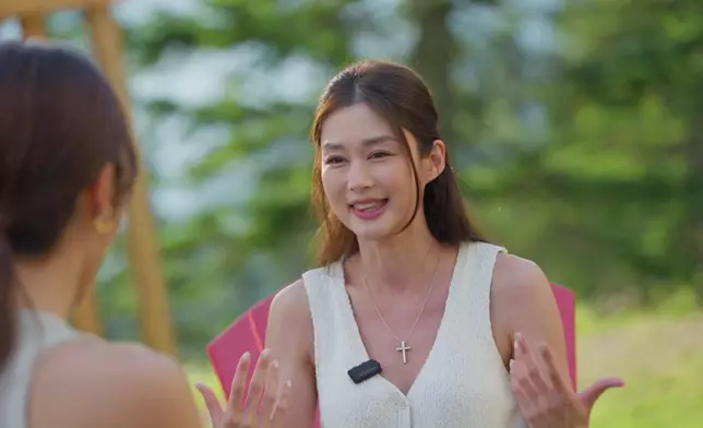 香香講番強強求婚經過時，開心到手舞足蹈。
