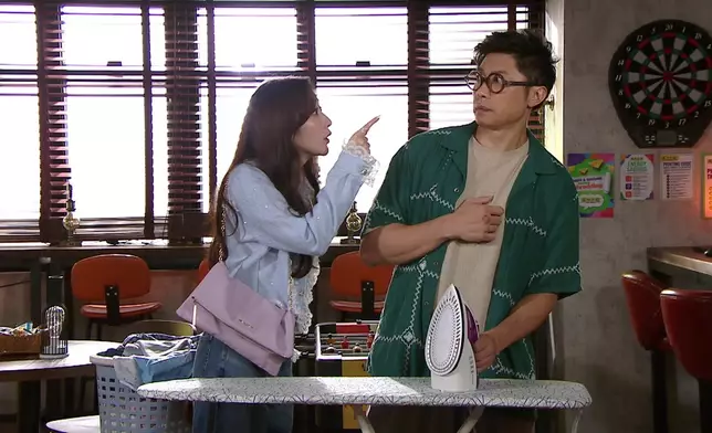 依婷嬲爆使出連環「惡爆臉」。
