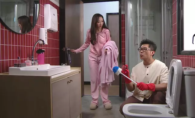依婷嬲爆使出連環「惡爆臉」。