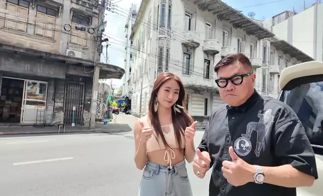 二人身後百年建築被活化成咖啡館加酒店。