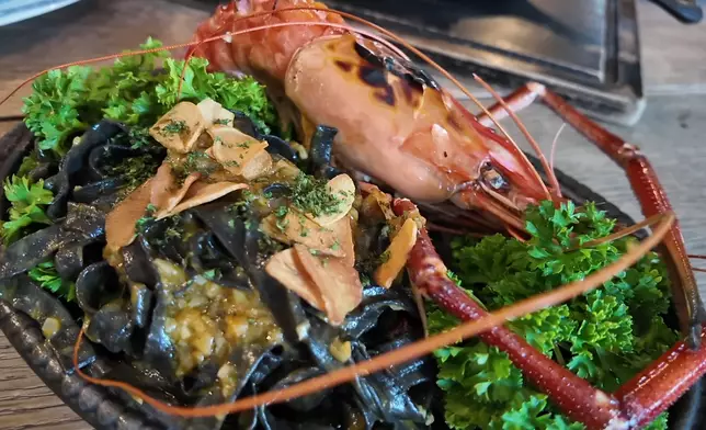 Jojo推介的大河蝦墨魚汁意粉及煙肉忌廉意粉。