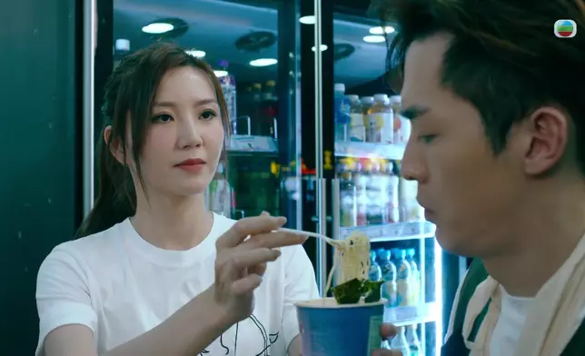 吳若希為阮浩棕付款，更餵他吃杯麵。