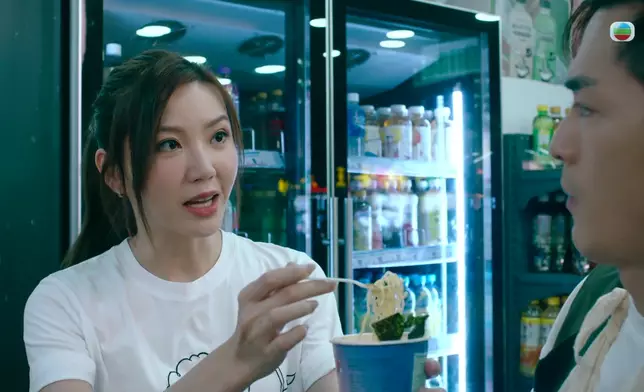 吳若希為阮浩棕付款，更餵他吃杯麵。