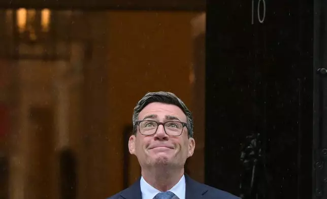2026年9月2日周三，英國首相安迪·伯納姆離開唐寧街10號，前往倫敦國會出席每周首相答問環節。(美聯社圖片/Thomas Krych) AP圖片