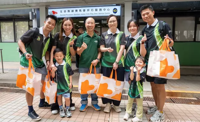 海關副關長帶隊九龍東探訪長者 邀黃江天博士與義工隊中秋送暖
