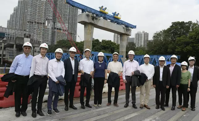 運輸及物流局視察屯門南延線工地 巨型架橋機加快興建