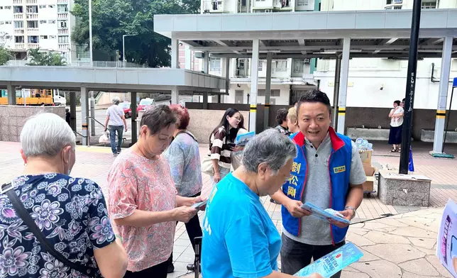 通訊辦荃灣區辦防電騙路演 區議員落區派宣傳單張