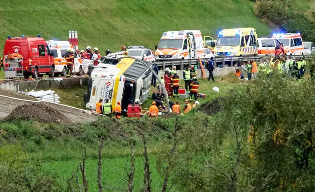 2026年9月10日周四，救援人員在瑞士格勞賓登州蘇施附近，處理一宗涉及旅遊巴的意外。(Jon Duschletta/Engadiner Post/Keystone/美聯社圖片) AP圖片
