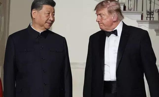 特朗普總統與中國國家主席習近平在白宮大門廳舉行的國宴期間步行。攝於華盛頓，二零二六年九月二十四日，周四。(美聯社圖片/Alex Brandon) AP圖片