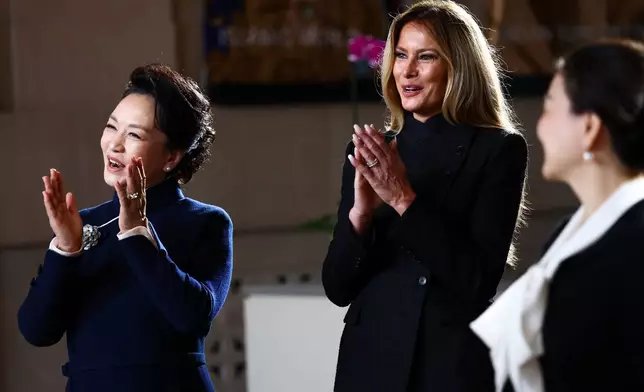 中國第一夫人彭麗媛（左起）與第一夫人梅拉尼婭·特朗普，在參觀史密森尼國家亞洲藝術博物館期間，觀看希望中文學校兒童表演時的反應。攝於華盛頓，二零二六年九月二十四日，周四。(Finn Gomez/Pool Photo via 美聯社) AP圖片