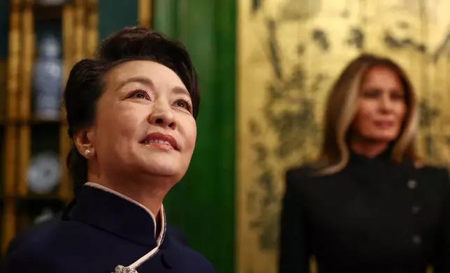 彭麗媛（左）與梅拉尼婭，周四（2026年9月24日）在華盛頓參觀史密森尼國家亞洲藝術博物館。(Finn Gomez/美聯社圖片) AP圖片