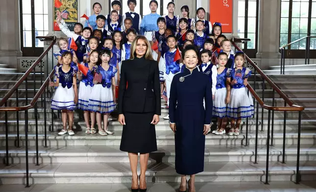 彭麗媛（右）與梅拉尼婭特朗普，周四（2026年9月24日）在華盛頓史密森尼國家亞洲藝術博物館，與希望中文學校的合唱團學生合照。(Finn Gomez/美聯社圖片) AP圖片