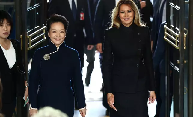 彭麗媛（左）與梅拉尼婭，周四（2026年9月24日）抵達華盛頓史密森尼國家亞洲藝術博物館參觀。(Finn Gomez/美聯社圖片) AP圖片