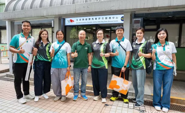 海關副關長帶隊九龍東探訪長者 邀黃江天博士與義工隊中秋送暖