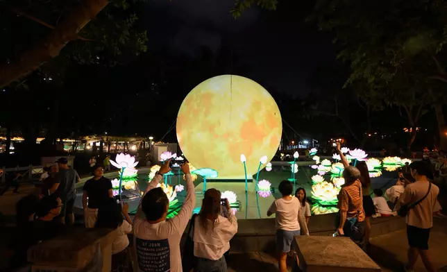 國際中秋綵燈匯延長展期，維園綵燈裝置展出至10月4日。