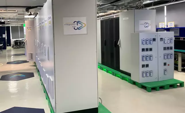 運輸及物流局視察屯門南延線工地 巨型架橋機加快興建