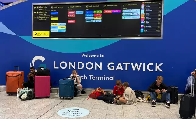 周二（2026年9月8日），格域機場南客運大樓，旅客在航班因英國空管系統技術問題取消後坐下。攝於倫敦以南克勞利。(美聯社圖片/Jordan Pettitt/PA) AP圖片