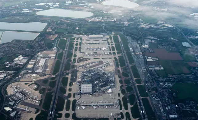 資料圖片：2025年10月6日，從飛機上俯瞰倫敦希思路機場。(美聯社圖片/Julia Demaree Nikhinson 資料圖片) AP圖片