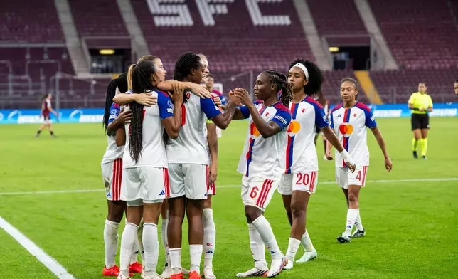 二零二六年九月二十三日周三，瑞士日內瓦，女子歐聯足球賽事，里昂女足球員慶祝對陣塞爾維特足球會的入球。(Martial Trezzini/美聯社圖片) AP圖片