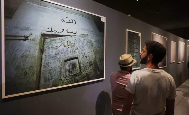 參觀者在敘利亞大馬士革的「當牆壁說話時」展覽中，觀看展出的敘利亞賽德納亞監獄照片。該展覽是大馬士革國際博覽會的一部分，展出前總統巴沙爾·阿薩德統治時期監獄的物品及圖像。攝於周一，2026年8月31日。(美聯社圖片/Ghaith Alsayed) AP圖片