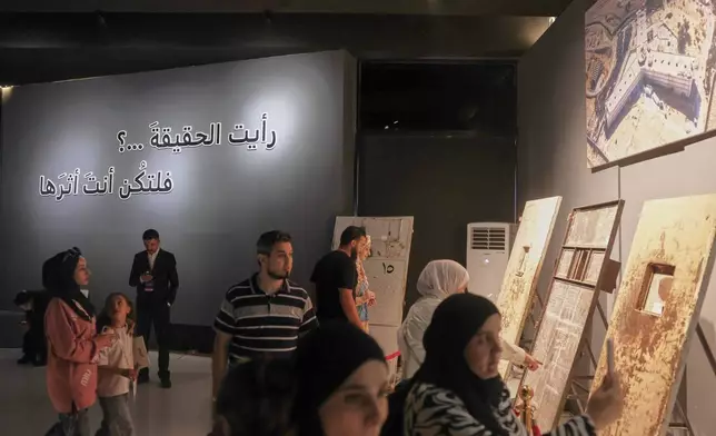 參觀者在敘利亞大馬士革的「當牆壁說話時」展覽中，觀看展出的囚室門。該展覽是大馬士革國際博覽會的一部分，重現前總統巴沙爾·阿薩德統治時期的敘利亞監獄。攝於周一，2026年8月31日。(美聯社圖片/Ghaith Alsayed) AP圖片