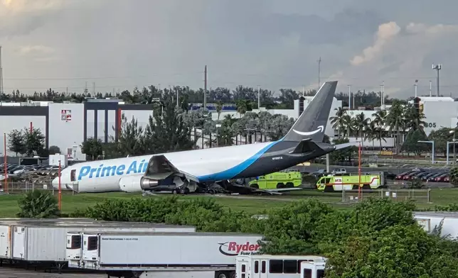 一架亞馬遜貨機於2026年9月6日周日衝出跑道後，停在邁阿密國際機場。 (美聯社圖片/David Fischer) AP圖片