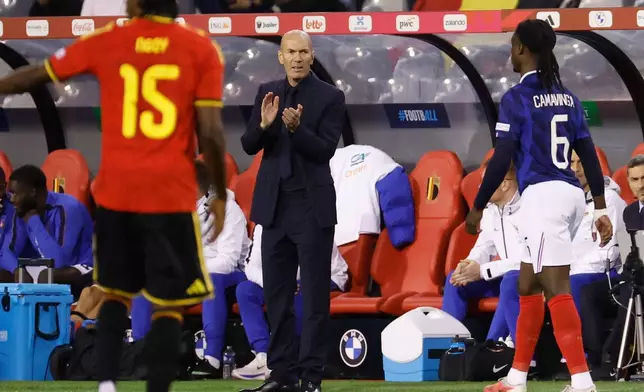 法國隊教練施丹（Zinedine Zidane）周一在比利時布魯塞爾舉行的歐洲國家聯賽，對陣比利時的賽事中作出反應。(美聯社圖片/Geert Vanden Wijngaert) AP圖片