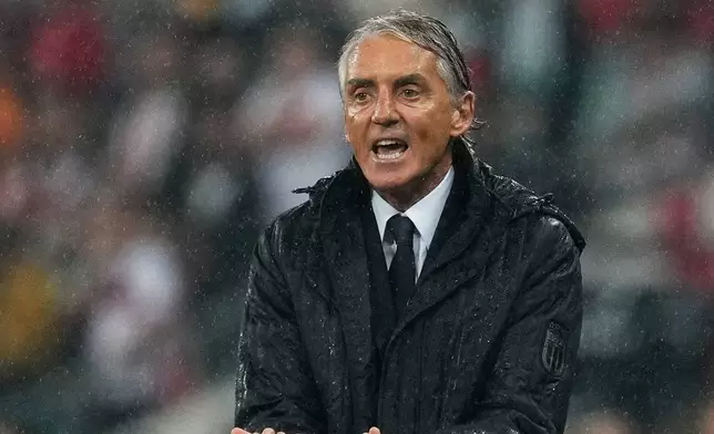 意大利隊主教練文仙尼（Roberto Mancini）周一在土耳其布爾薩舉行的歐洲國家聯賽，對陣土耳其的賽事中作出手勢。(美聯社圖片/Khalil Hamra) AP圖片