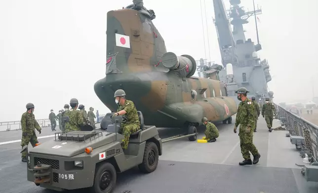 二零二六年九月十日周四，日本登陸艦「國東號」抵達印尼西加里曼丹孟巴哇的基京港後，船員在甲板上準備其中一架「支奴干」直升機，該直升機將用於協助撲滅加里曼丹島的森林大火。(美聯社圖片/Tatan Syuflana) AP圖片
