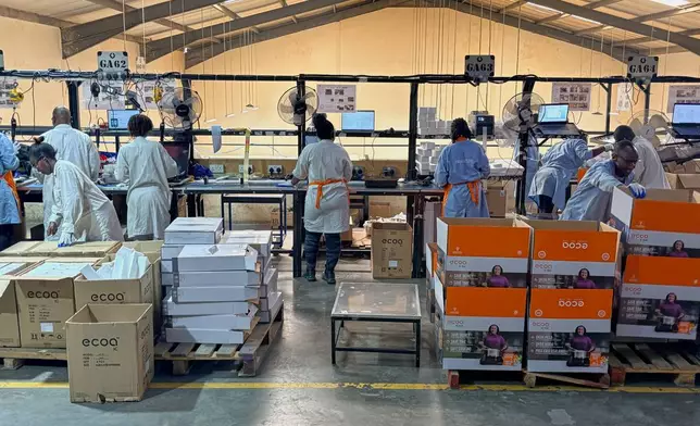 工人在肯尼亞基安布的潔淨煮食爐具製造商BURN組裝節能爐具，攝於2026年7月31日。(美聯社圖片/Allan Olingo) AP圖片