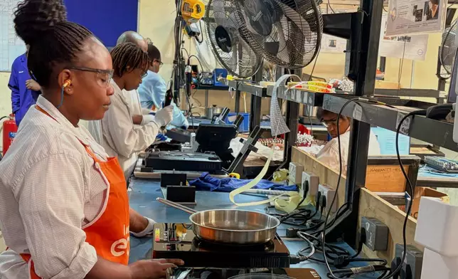 工人在肯尼亞基安布的潔淨煮食爐具製造商BURN組裝節能爐具，攝於2026年7月31日。(美聯社圖片/Allan Olingo) AP圖片