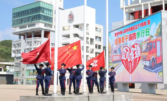 消防處協辦慈善親子消防步行日 約600名學童家長參與學應急