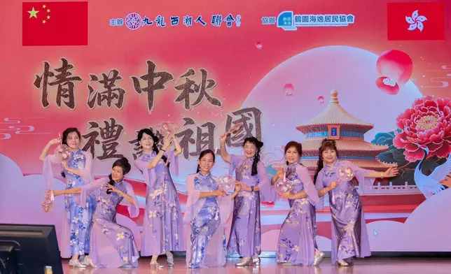九龍城民政處連串活動賀國慶迎中秋 粵劇匯演文藝表演向街坊派月餅