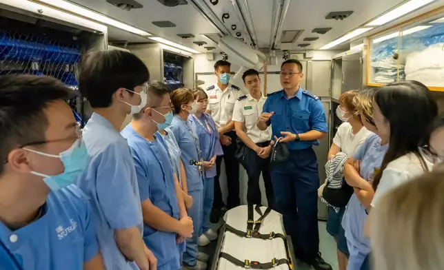 消防處與博愛醫院急症室團隊交流，介紹救護服務運作模式。
