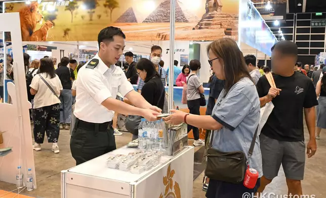 香港海關秋季旅遊博覽會設攤位 派旅客過關小錦囊提醒勿非法攜帶受管制物品