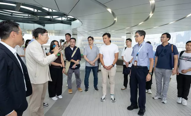 土木工程拓展署辦啟德海濱導賞團 議員實地體驗共融通道