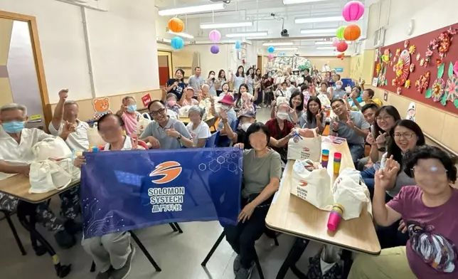 晶門科技義工與長者共聚一堂，透過護眼講座、互動遊戲及中秋送暖活動傳遞關愛。圖片來源：晶門科技