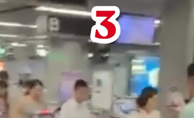 網上流傳片段，顯示港鐵尖沙咀站懷疑有人集體「衝閘」逃票。threads影片截圖