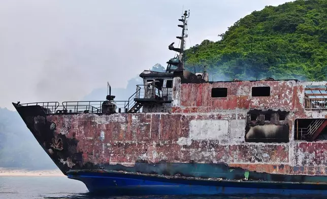(菲律賓海岸防衛隊圖片/美聯社) 菲律賓海岸防衛隊提供圖片，顯示2026年9月10日周四，菲律賓西部巴拉望省對開海域起火的渡輪「六月星號」殘骸。 AP圖片