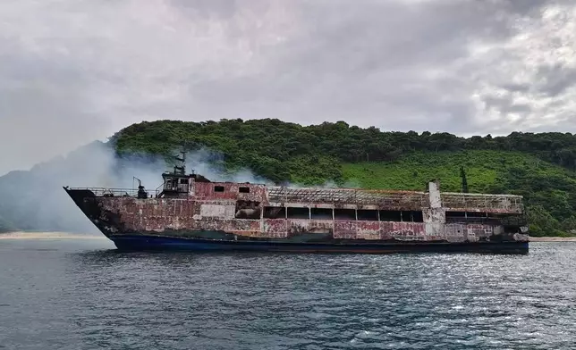 (菲律賓海岸防衛隊圖片/美聯社) 菲律賓海岸防衛隊提供圖片，顯示2026年9月10日周四，菲律賓西部巴拉望省對開海域起火的渡輪「六月星號」殘骸。 AP圖片