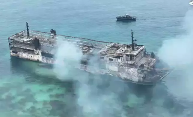 (菲律賓海岸防衛隊圖片/美聯社) 菲律賓海岸防衛隊提供影片截圖，顯示2026年9月10日周四，菲律賓西部巴拉望省對開海域起火的渡輪「六月星號」殘骸。 AP圖片