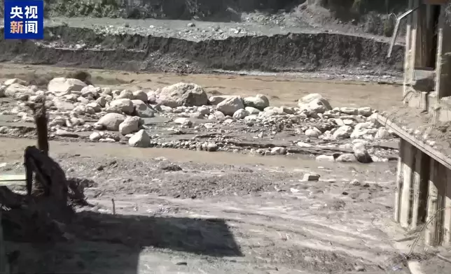 央視記者乘坐直升機前往尼泊爾泥石流核心受災地區視察。網上圖片