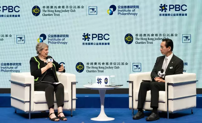 紐西蘭前總理、聯合國開發計劃署前署長海倫．克拉克（Helen Clark） （左）以「公益慈善新紀元：睿智領航，變局前行」為題發表首個主題演講， 並由馬會董事陳智思（右）主持。
