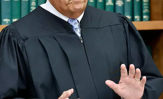 法官威廉·沙利文周三在馬薩諸塞州普利茅斯高等法院，林賽·克蘭西謀殺案審訊期間，向記者和旁聽人士發言。(Greg Derr/The Patriot Ledger via AP, Pool) AP圖片